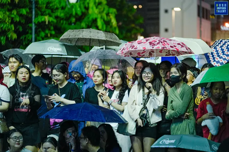 Hàng trăm khán giả dầm mưa nghe Hoàng Dũng hát Nàng thơ - Ảnh 5. Hàng trăm khán giả dầm mưa nghe Hoàng Dũng hát Nàng thơ - Ảnh 5.