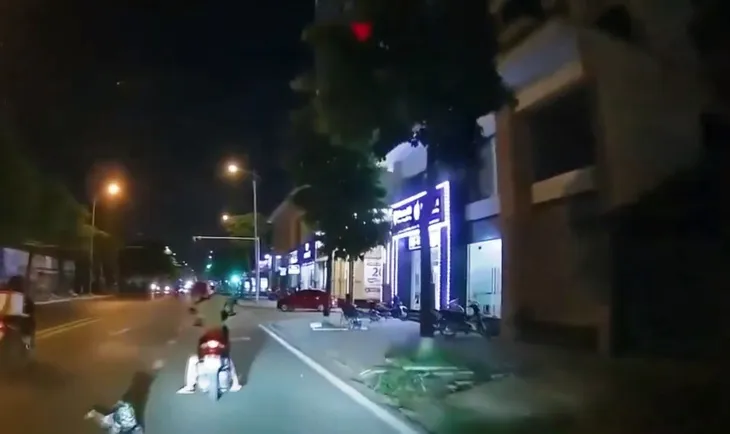 Thót tim cảnh trẻ ngồi sau ngủ gật, ngã mạnh xuống đường - Ảnh 3. Thót tim cảnh trẻ ngồi sau ngủ gật, ngã mạnh xuống đường - Ảnh 3.