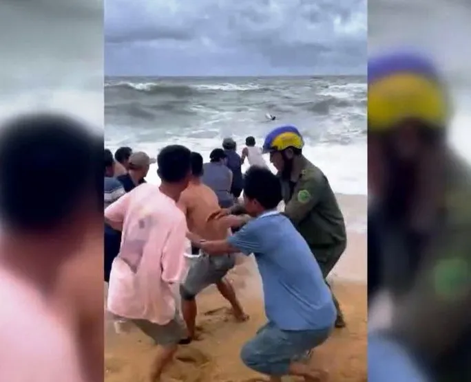 Hà Tĩnh cứu sống 3 ngư dân bị lật thuyền trên biển - Ảnh 1. Hà Tĩnh cứu sống 3 ngư dân bị lật thuyền trên biển - Ảnh 1.