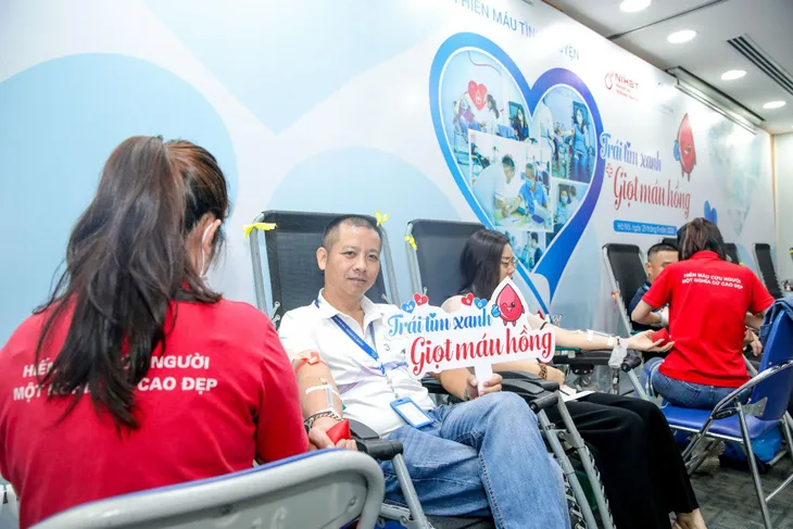 Sôi nổi ngày hội hiến máu Trái tim xanh – Giọt máu hồng - Ảnh 4. Sôi nổi ngày hội hiến máu Trái tim xanh – Giọt máu hồng - Ảnh 4.