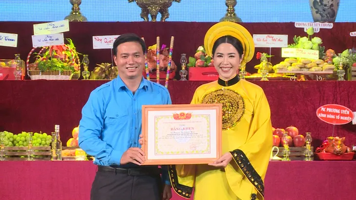 Nghệ sĩ TP Hồ Chí Minh tề tựu ngày giỗ Tổ ngành sân khấu - Ảnh 7. Nghệ sĩ TP Hồ Chí Minh tề tựu ngày giỗ Tổ ngành sân khấu - Ảnh 7.