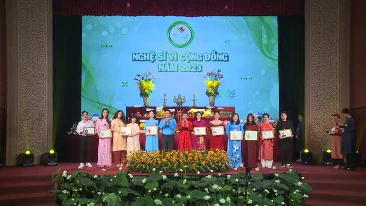 Nghệ sĩ TP Hồ Chí Minh tề tựu ngày giỗ Tổ ngành sân khấu - Ảnh 6. Nghệ sĩ TP Hồ Chí Minh tề tựu ngày giỗ Tổ ngành sân khấu - Ảnh 6.