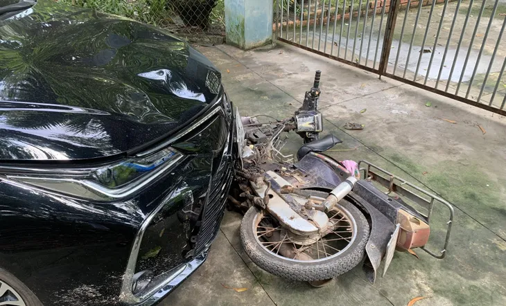 Nữ tài xế ô tô kéo lê xe máy hơn 2km sau va chạm giao thông - Ảnh 2. Nữ tài xế ô tô kéo lê xe máy hơn 2km sau va chạm giao thông - Ảnh 2.