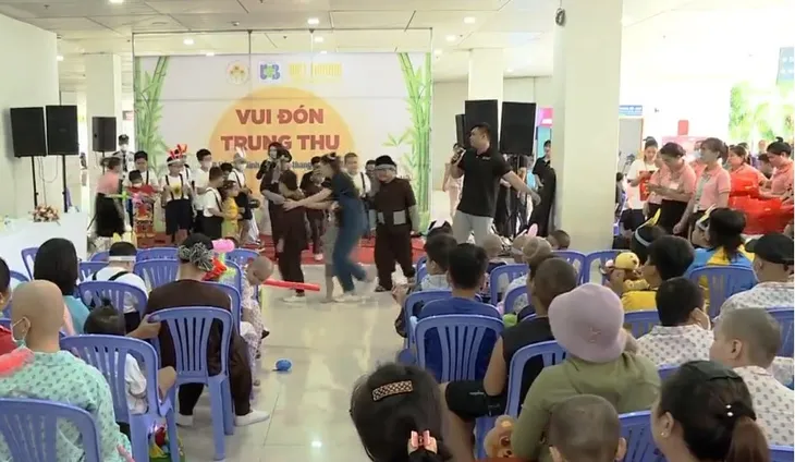 Trung thu cho các bệnh nhi ung thư - Ảnh 1. Trung thu cho các bệnh nhi ung thư - Ảnh 1.