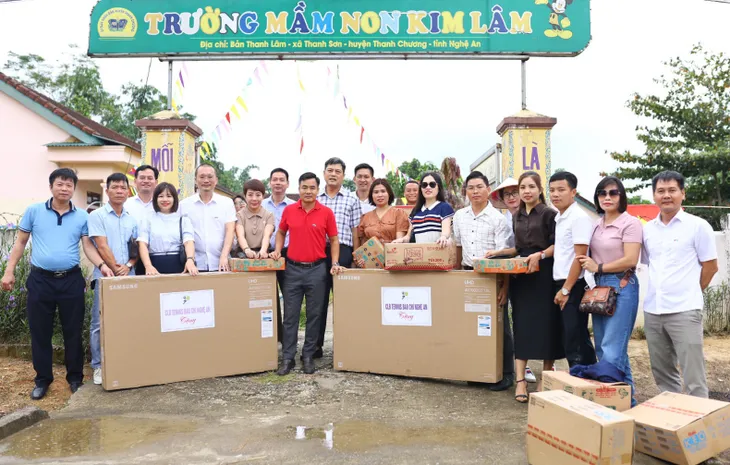 Những người làm báo trên quê Bác mang trung thu yêu thương đến với trẻ em nghèo - Ảnh 6. Những người làm báo trên quê Bác mang trung thu yêu thương đến với trẻ em nghèo - Ảnh 6.
