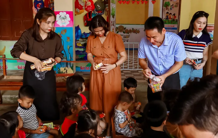 Những người làm báo trên quê Bác mang trung thu yêu thương đến với trẻ em nghèo - Ảnh 5. Những người làm báo trên quê Bác mang trung thu yêu thương đến với trẻ em nghèo - Ảnh 5.