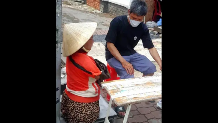 Đồng Nai: Bắt giữ đối tượng lừa tráo vé số của người khuyết tật - Ảnh 2. Đồng Nai: Bắt giữ đối tượng lừa tráo vé số của người khuyết tật - Ảnh 2.