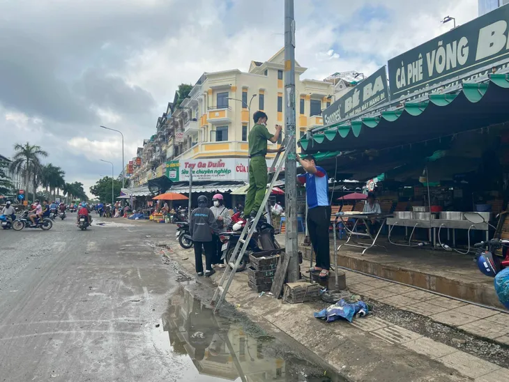 TP. Hồ Chí Minh: Ra quân xoá quảng cáo bẩn khu vực chợ đầu mối - Ảnh 2. TP. Hồ Chí Minh: Ra quân xoá quảng cáo bẩn khu vực chợ đầu mối - Ảnh 2.