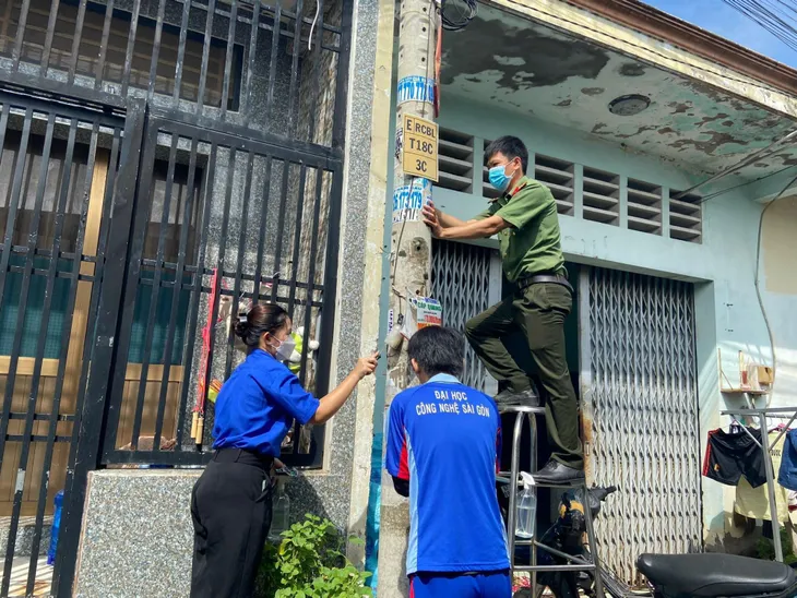 TP. Hồ Chí Minh: Ra quân xoá quảng cáo bẩn khu vực chợ đầu mối - Ảnh 1. TP. Hồ Chí Minh: Ra quân xoá quảng cáo bẩn khu vực chợ đầu mối - Ảnh 1.