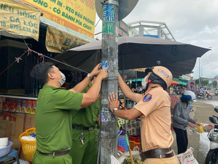 TP. Hồ Chí Minh: Ra quân xoá quảng cáo bẩn khu vực chợ đầu mối - Ảnh 3. TP. Hồ Chí Minh: Ra quân xoá quảng cáo bẩn khu vực chợ đầu mối - Ảnh 3.