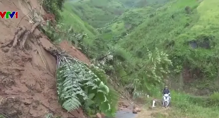 Nghệ An mưa lớn kèm lốc xoáy, Hà Tĩnh sơ tán một số hộ dân vùng trũng thấp - Ảnh 1. Nghệ An mưa lớn kèm lốc xoáy, Hà Tĩnh sơ tán một số hộ dân vùng trũng thấp - Ảnh 1.