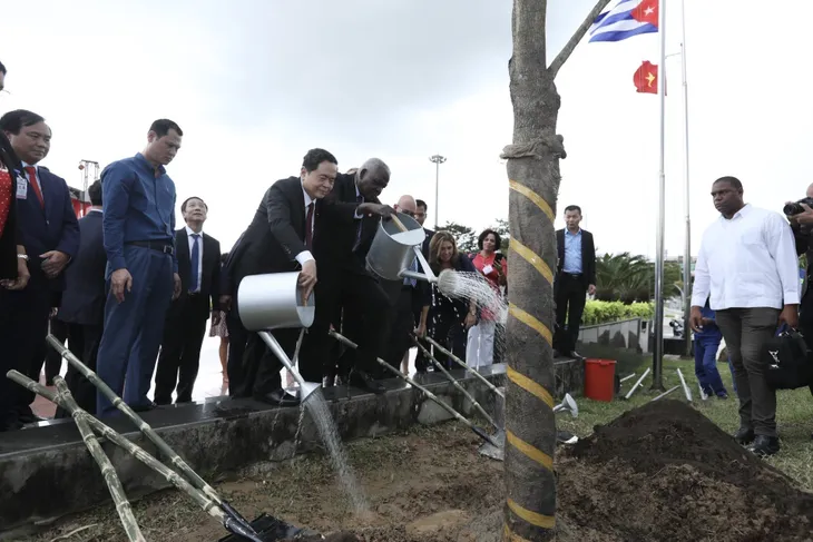 Lễ kỷ niệm 50 năm Lãnh tụ Fidel Castro tới thăm Việt Nam - Ảnh 8. Lễ kỷ niệm 50 năm Lãnh tụ Fidel Castro tới thăm Việt Nam - Ảnh 8.