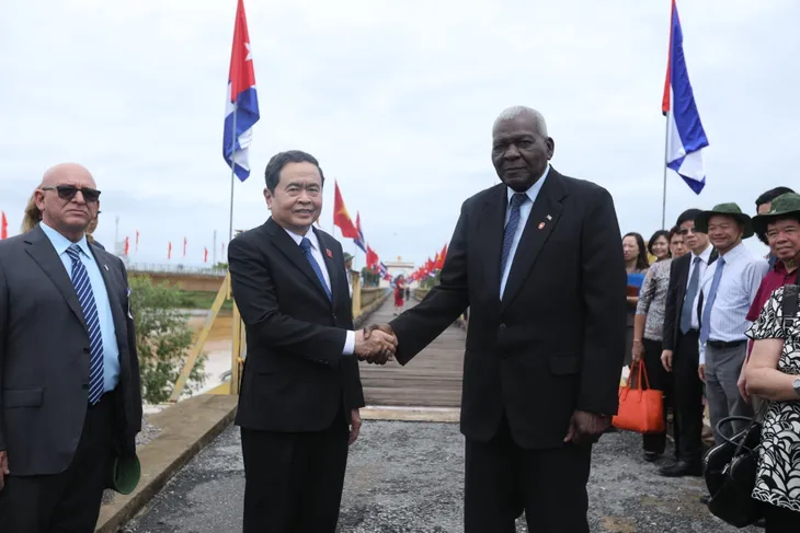 Chủ tịch Quốc hội Cuba dâng hoa tưởng niệm Lãnh tụ Fidel Castro tại Quảng Trị - Ảnh 2. Chủ tịch Quốc hội Cuba dâng hoa tưởng niệm Lãnh tụ Fidel Castro tại Quảng Trị - Ảnh 2.