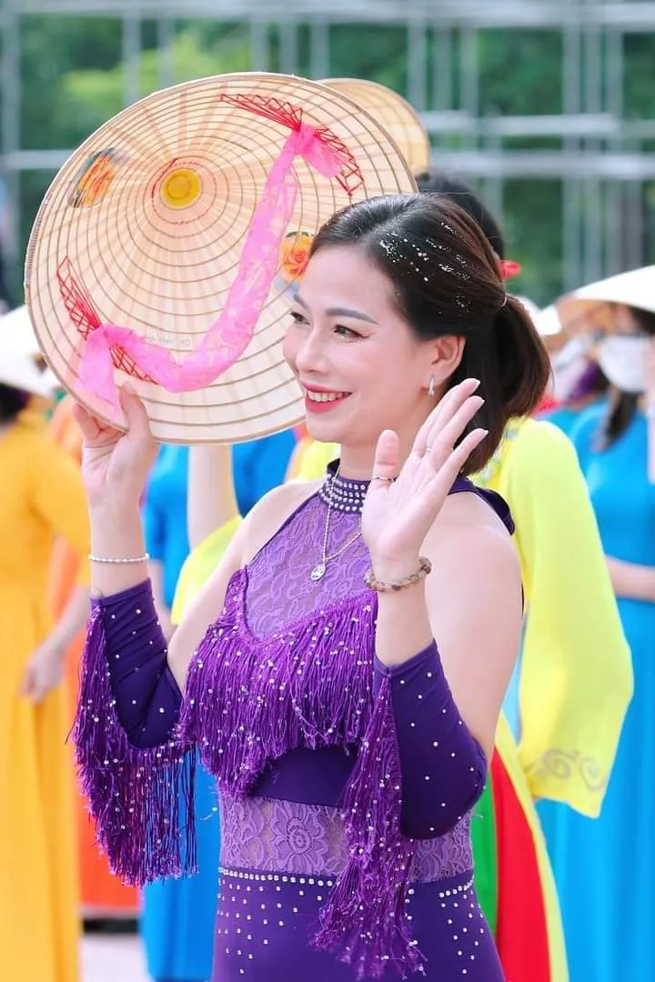 Mãn nhãn màn đồng diễn của 2023 phụ nữ chào mừng du khách đến với Hải Dương - Ảnh 3. Mãn nhãn màn đồng diễn của 2023 phụ nữ chào mừng du khách đến với Hải Dương - Ảnh 3.