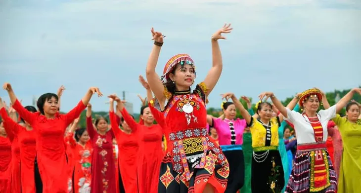 Mãn nhãn màn đồng diễn của 2023 phụ nữ chào mừng du khách đến với Hải Dương - Ảnh 4. Mãn nhãn màn đồng diễn của 2023 phụ nữ chào mừng du khách đến với Hải Dương - Ảnh 4.