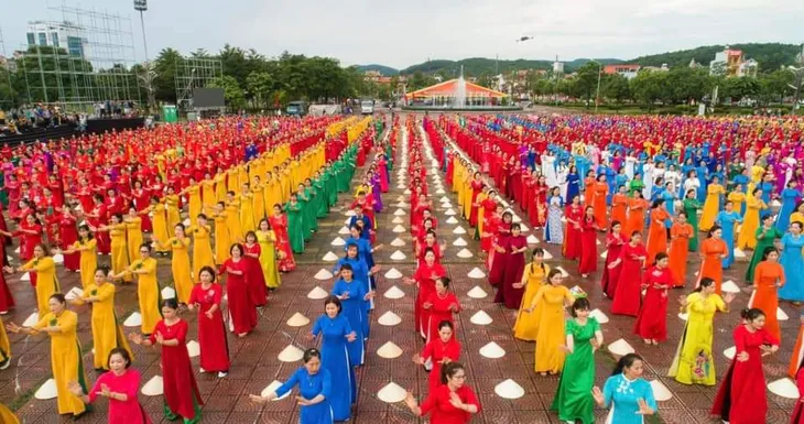 Mãn nhãn màn đồng diễn của 2023 phụ nữ chào mừng du khách đến với Hải Dương - Ảnh 7. Mãn nhãn màn đồng diễn của 2023 phụ nữ chào mừng du khách đến với Hải Dương - Ảnh 7.
