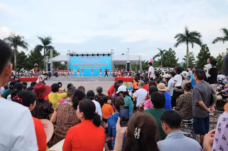 Mãn nhãn màn đồng diễn của 2023 phụ nữ chào mừng du khách đến với Hải Dương - Ảnh 9. Mãn nhãn màn đồng diễn của 2023 phụ nữ chào mừng du khách đến với Hải Dương - Ảnh 9.