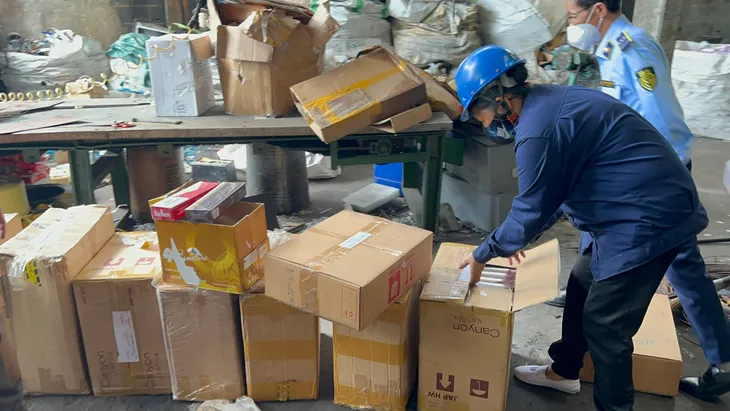 TP Hồ Chí Minh: Tiêu huỷ gần 10.000 bao thuốc lá lậu - Ảnh 5. TP Hồ Chí Minh: Tiêu huỷ gần 10.000 bao thuốc lá lậu - Ảnh 5.