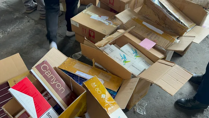 TP Hồ Chí Minh: Tiêu huỷ gần 10.000 bao thuốc lá lậu - Ảnh 2. TP Hồ Chí Minh: Tiêu huỷ gần 10.000 bao thuốc lá lậu - Ảnh 2.