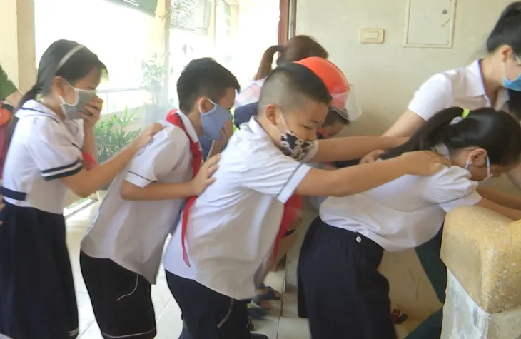 Nhiều trường học dạy trẻ kỹ năng thoát hiểm - Ảnh 1. Nhiều trường học dạy trẻ kỹ năng thoát hiểm - Ảnh 1.