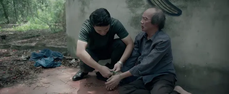 Biệt dược đen - Tập 12: Tưởng vụ án khép lại nhưng Bình khai Long mới thực sự là người giết Vương? - Ảnh 17. Biệt dược đen - Tập 12: Tưởng vụ án khép lại nhưng Bình khai Long mới thực sự là người giết Vương? - Ảnh 17.