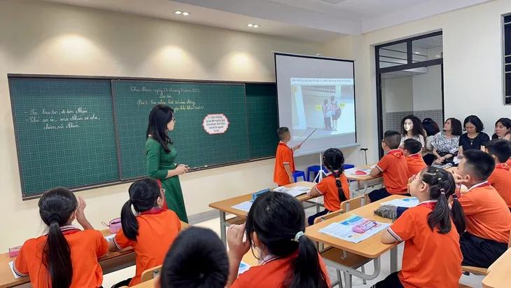 Suy nghĩ tích cực, lan tỏa yêu thương trong tiết học Hoạt động trải nghiệm và Đạo đức - Ảnh 3. Suy nghĩ tích cực, lan tỏa yêu thương trong tiết học Hoạt động trải nghiệm và Đạo đức - Ảnh 3.