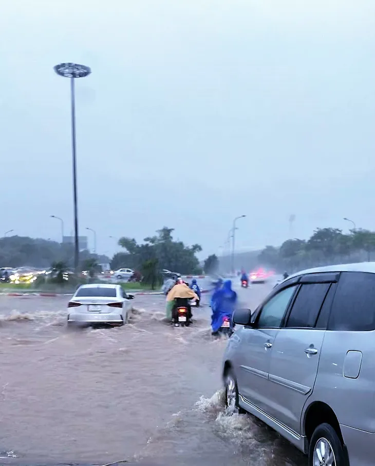 Mưa to nhiều giờ liền, hàng loạt tuyến phố Hà Nội ngập sâu - Ảnh 7. Mưa to nhiều giờ liền, hàng loạt tuyến phố Hà Nội ngập sâu - Ảnh 7.