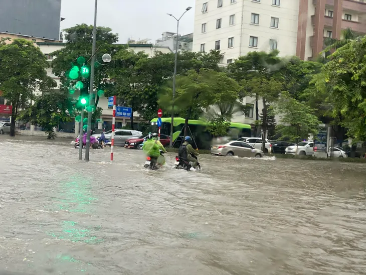 Mưa to nhiều giờ liền, hàng loạt tuyến phố Hà Nội ngập sâu - Ảnh 4. Mưa to nhiều giờ liền, hàng loạt tuyến phố Hà Nội ngập sâu - Ảnh 4.