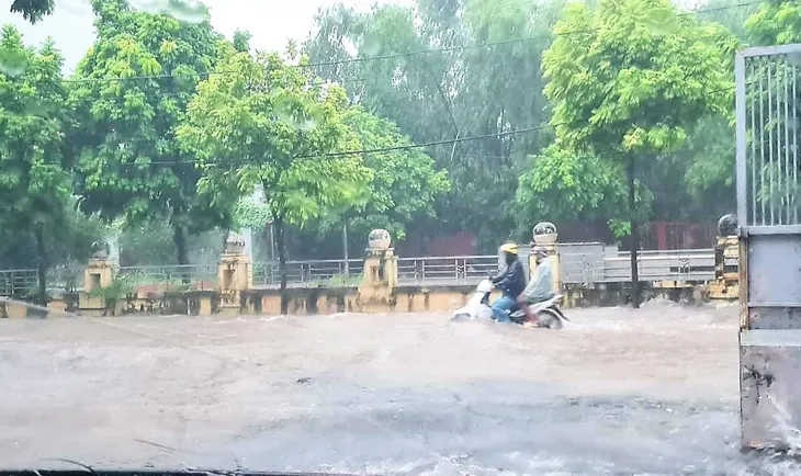 Mưa to nhiều giờ liền, hàng loạt tuyến phố Hà Nội ngập sâu - Ảnh 8. Mưa to nhiều giờ liền, hàng loạt tuyến phố Hà Nội ngập sâu - Ảnh 8.