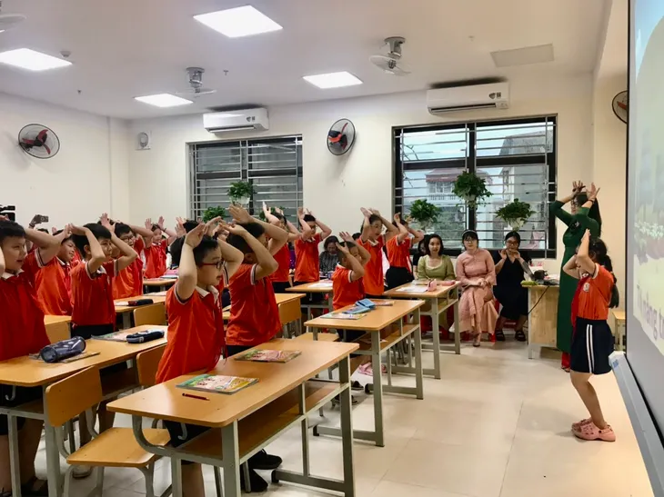 Suy nghĩ tích cực, lan tỏa yêu thương trong tiết học Hoạt động trải nghiệm và Đạo đức - Ảnh 2. Suy nghĩ tích cực, lan tỏa yêu thương trong tiết học Hoạt động trải nghiệm và Đạo đức - Ảnh 2.
