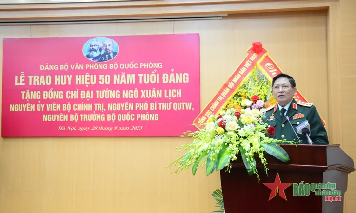 Trao tặng Huy hiệu 50 năm tuổi Đảng cho Đại tướng Ngô Xuân Lịch - Ảnh 1. Trao tặng Huy hiệu 50 năm tuổi Đảng cho Đại tướng Ngô Xuân Lịch - Ảnh 1.