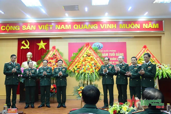 Trao tặng Huy hiệu 50 năm tuổi Đảng cho Đại tướng Ngô Xuân Lịch - Ảnh 2. Trao tặng Huy hiệu 50 năm tuổi Đảng cho Đại tướng Ngô Xuân Lịch - Ảnh 2.