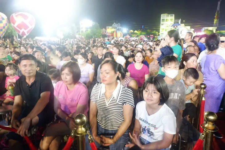 Hàng chục nghìn người đổ về Festival Chí Linh lần đầu được tổ chức tại Hải Dương - Ảnh 1.