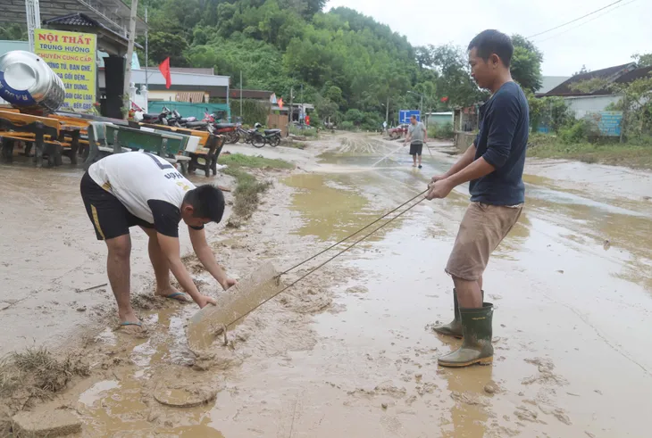 Thanh Hóa, Nghệ An khắc phục hậu quả sau mưa lũ - Ảnh 3. Thanh Hóa, Nghệ An khắc phục hậu quả sau mưa lũ - Ảnh 3.