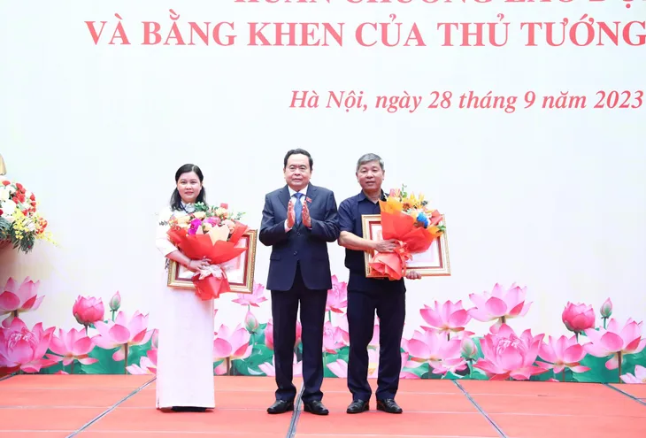 Khen thưởng nhiều tập thể, cá nhân thuộc Ủy ban Thường vụ Quốc hội - Ảnh 2. Khen thưởng nhiều tập thể, cá nhân thuộc Ủy ban Thường vụ Quốc hội - Ảnh 2.