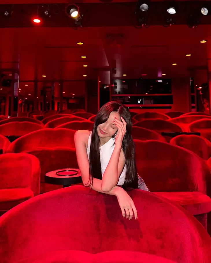 Lisa (BLACKPINK) biểu diễn tại CLB thoát y, khán giả dậy sóng - Ảnh 1. Lisa (BLACKPINK) biểu diễn tại CLB thoát y, khán giả dậy sóng - Ảnh 1.