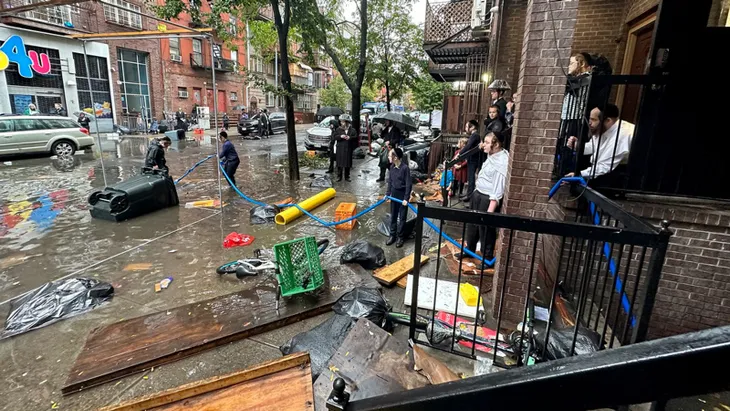 Mỹ ban bố tình trạng khẩn cấp vì ngập lụt nghiêm trọng ở New York - Ảnh 7. Mỹ ban bố tình trạng khẩn cấp vì ngập lụt nghiêm trọng ở New York - Ảnh 7.