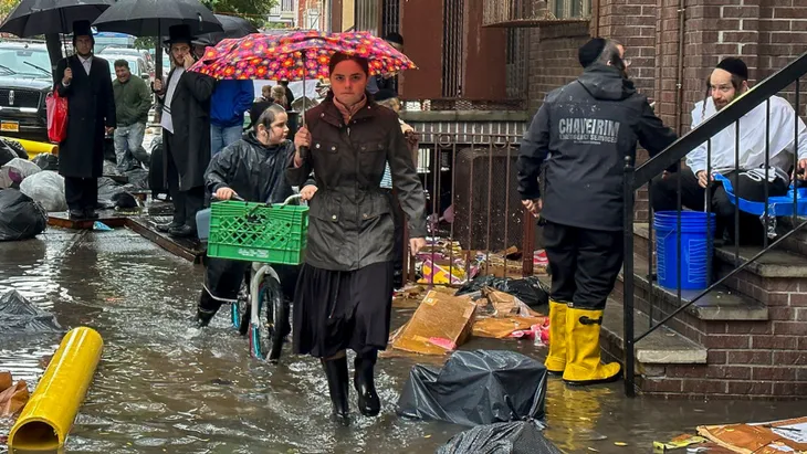 Mỹ ban bố tình trạng khẩn cấp vì ngập lụt nghiêm trọng ở New York - Ảnh 4. Mỹ ban bố tình trạng khẩn cấp vì ngập lụt nghiêm trọng ở New York - Ảnh 4.