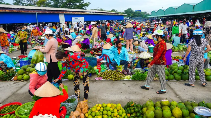 Gần 500 tiểu thương chợ Chồm hổm tại Hậu Giang mặc áo bà ba - Ảnh 1. Gần 500 tiểu thương chợ Chồm hổm tại Hậu Giang mặc áo bà ba - Ảnh 1.