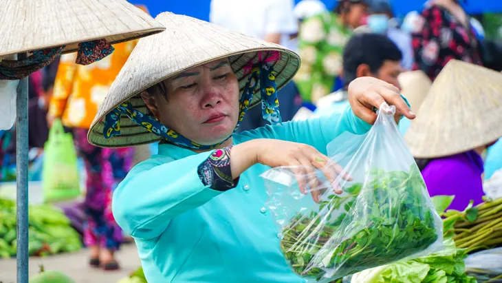Gần 500 tiểu thương chợ Chồm hổm tại Hậu Giang mặc áo bà ba - Ảnh 6. Gần 500 tiểu thương chợ Chồm hổm tại Hậu Giang mặc áo bà ba - Ảnh 6.