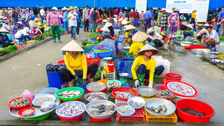 Gần 500 tiểu thương chợ Chồm hổm tại Hậu Giang mặc áo bà ba - Ảnh 2. Gần 500 tiểu thương chợ Chồm hổm tại Hậu Giang mặc áo bà ba - Ảnh 2.