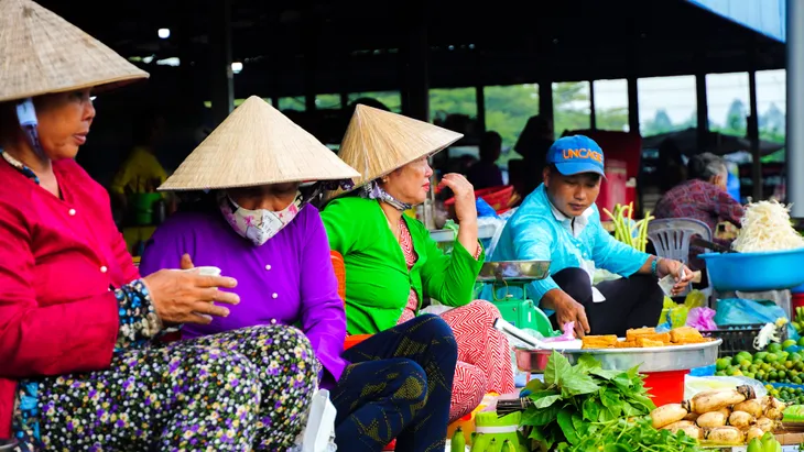 Gần 500 tiểu thương chợ Chồm hổm tại Hậu Giang mặc áo bà ba - Ảnh 5. Gần 500 tiểu thương chợ Chồm hổm tại Hậu Giang mặc áo bà ba - Ảnh 5.