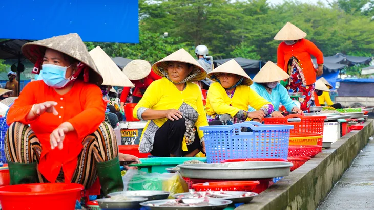 Gần 500 tiểu thương chợ Chồm hổm tại Hậu Giang mặc áo bà ba - Ảnh 7. Gần 500 tiểu thương chợ Chồm hổm tại Hậu Giang mặc áo bà ba - Ảnh 7.