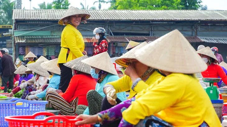 Gần 500 tiểu thương chợ Chồm hổm tại Hậu Giang mặc áo bà ba - Ảnh 3. Gần 500 tiểu thương chợ Chồm hổm tại Hậu Giang mặc áo bà ba - Ảnh 3.