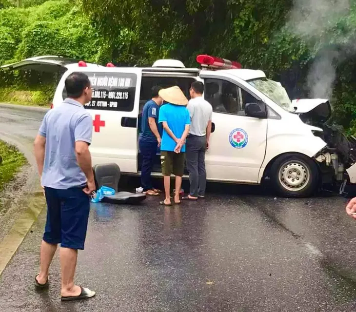 Xe cứu thương gặp TNGT, bệnh nhi 4 tuổi tử vong tại chỗ - Ảnh 2. Xe cứu thương gặp TNGT, bệnh nhi 4 tuổi tử vong tại chỗ - Ảnh 2.