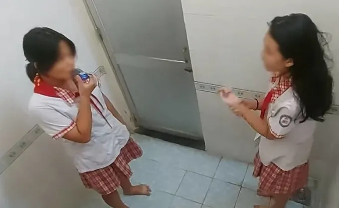 TP Hồ Chí Minh: Nhóm nữ sinh THCS hút thuốc, đánh bạn trong toilet - Ảnh 1. TP Hồ Chí Minh: Nhóm nữ sinh THCS hút thuốc, đánh bạn trong toilet - Ảnh 1.