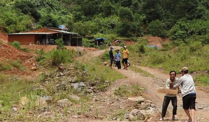 Quảng Nam: Xử phạt hành chính 2 người đòi đánh nhóm phóng viên đang tác nghiệp - Ảnh 2. Quảng Nam: Xử phạt hành chính 2 người đòi đánh nhóm phóng viên đang tác nghiệp - Ảnh 2.