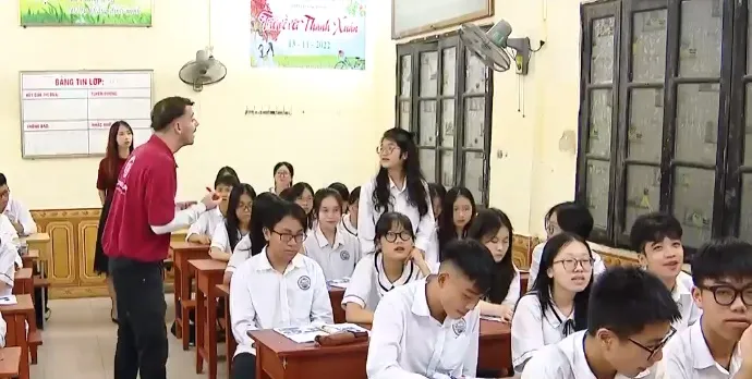 Học tiếng Anh liên kết: Tự nguyện hay ép buộc? - Ảnh 1. Học tiếng Anh liên kết: Tự nguyện hay ép buộc? - Ảnh 1.