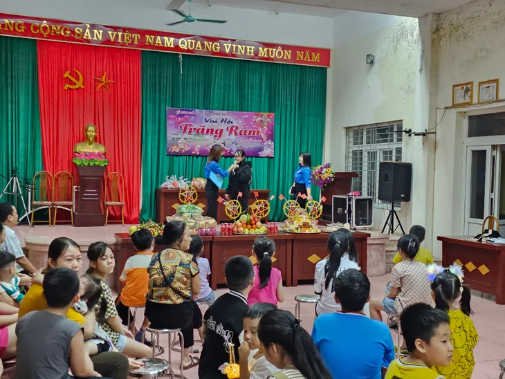 Thiếu nhi háo hức tham gia Vui hội trăng rằm đón Tết Trung thu - Ảnh 3. Thiếu nhi háo hức tham gia Vui hội trăng rằm đón Tết Trung thu - Ảnh 3.