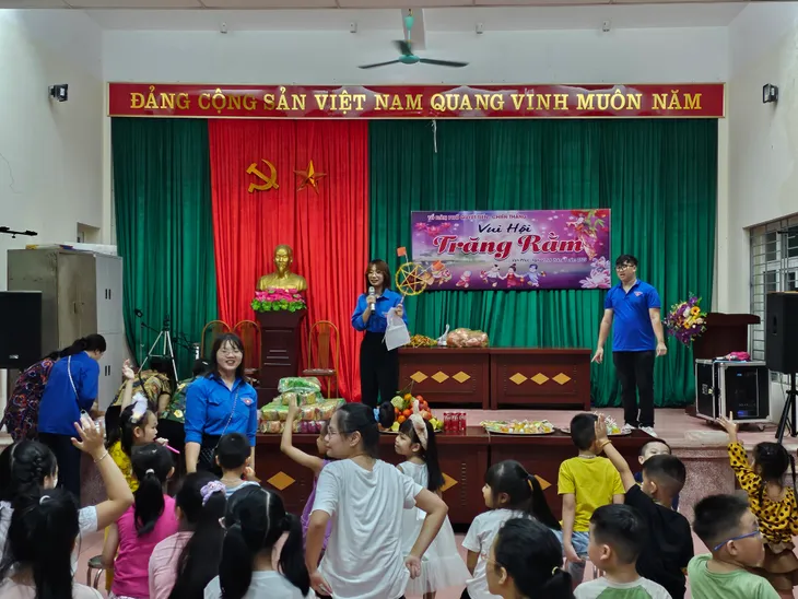 Thiếu nhi háo hức tham gia Vui hội trăng rằm đón Tết Trung thu - Ảnh 12. Thiếu nhi háo hức tham gia Vui hội trăng rằm đón Tết Trung thu - Ảnh 12.
